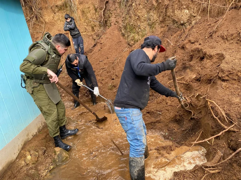 Emergencia en Flor de Quihua: acción de equipo municipal permite contener afectación a vivienda rural