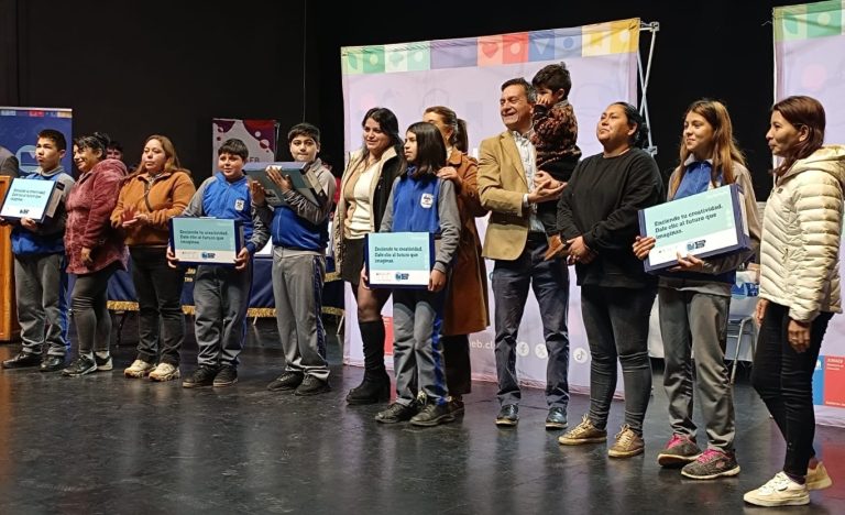 En San Carlos 411 estudiantes de 7° básico reciben computador portátil con conectividad en el marco de la Beca TIC 2025