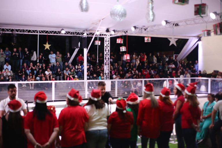 Más de 2 mil personas llegaron a la inauguración de la Pista de Hielo Ecológica en San Carlos