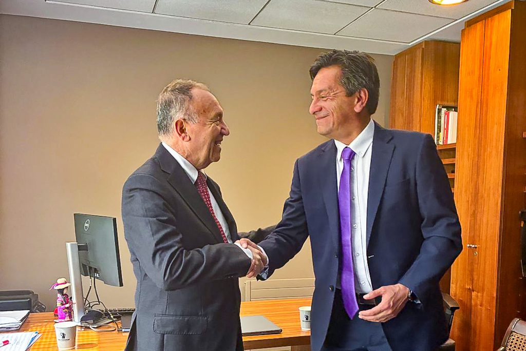 Alcalde Rubén Méndez se reúne con futuro ministro de la Secretaría General de la Presidencia para articular proyectos estratégicos para San Carlos