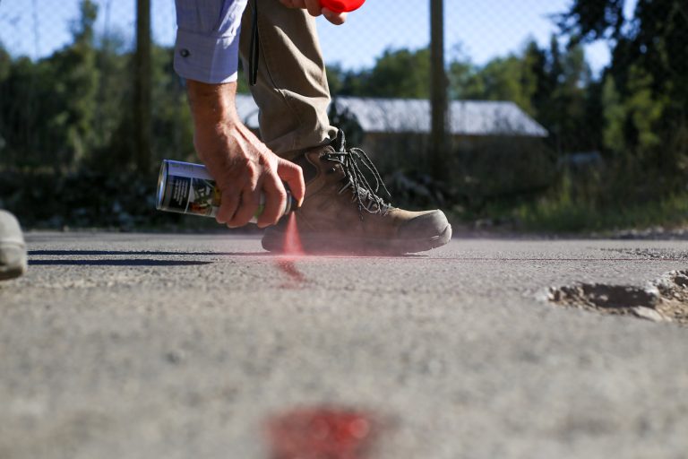 Municipio de San Carlos inicia trabajos de bacheo en puntos críticos de Las Arboledas, Calle Matta y Camino a Nahueltoro