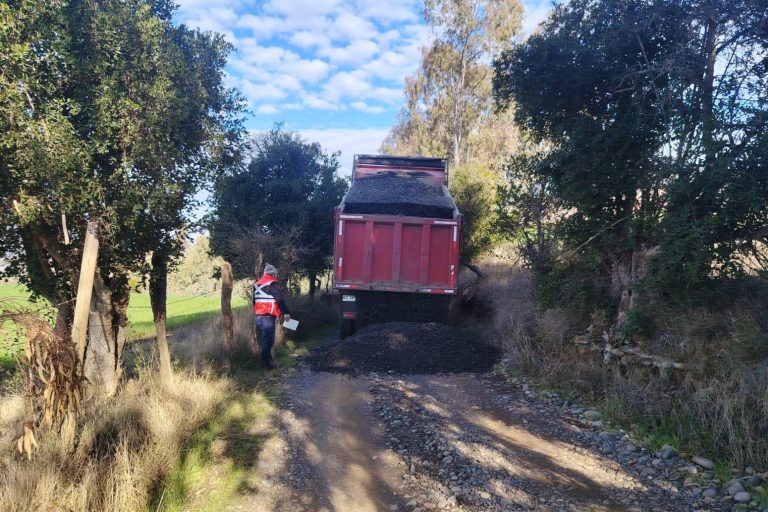 Con millonaria inversión municipal avanza plan de mejoramiento de caminos rurales