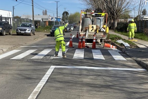 Municipalidad de San Carlos ejecuta inversión de $150 millones para renovar señalética y demarcaciónes